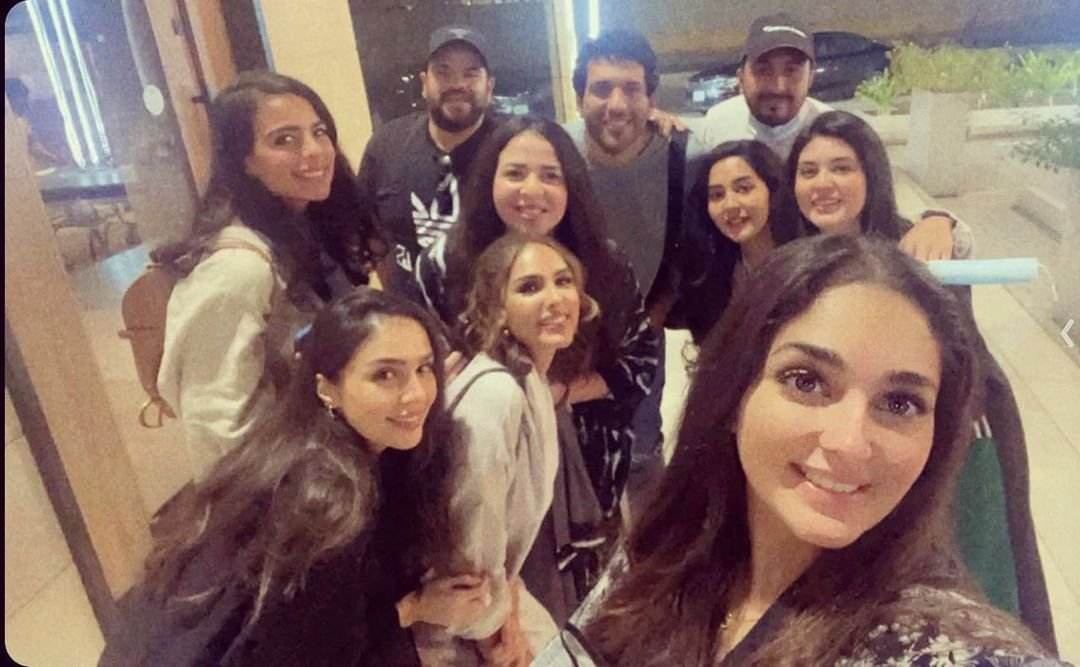 أيمي سمير غانم تعرب عن سعادتها مع أصدقائها في السعودية