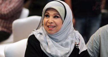 فيروس كورونا يهاجم الوسط الفني والإعلامي بشراسة مع بداية عام 2022