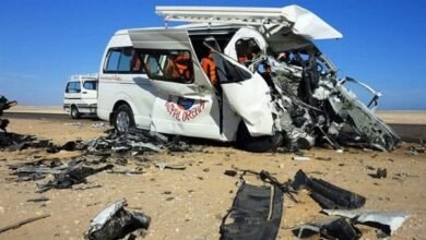 مصرع 5 وإصابة 8 أشخاص في حادث تصادم سيارة ميكروباص مع "تريلا" بالفيوم