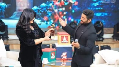 منى الشاذلي تهدي تامر حسني جائزة فنان 2021 والفنان يعلق.."فرحان اني مع جمهوري"