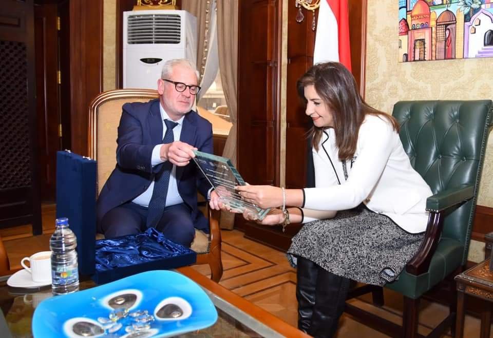 "الهجرة الدولية" تمنح السفيرة نبيلة مكرم جائزة "أصدقاء المهاجرين" تقديرًا لدورها في ملف الهجرة