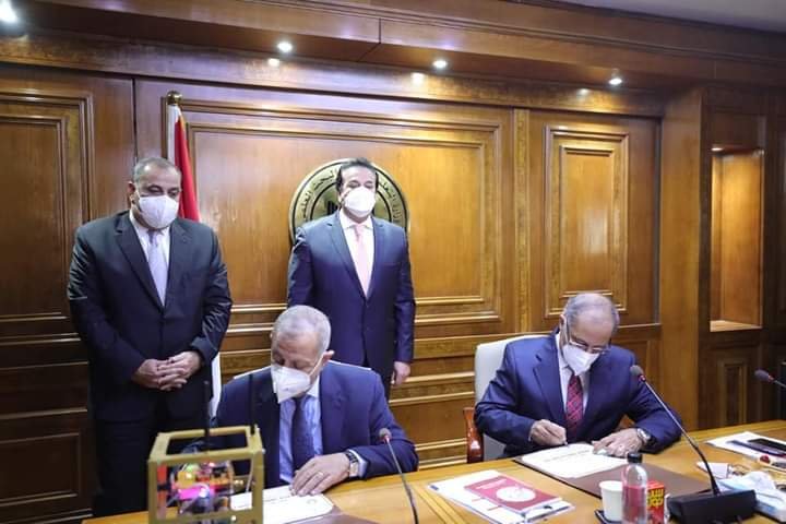 عبدالغفار يشهد تسليم أول 3 أقمار صناعية تعليمية للجامعات من إنتاج وكالة الفضاء المصرية