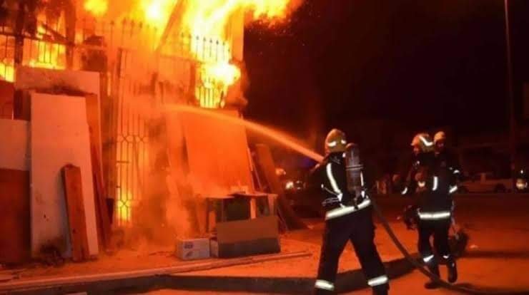 الحماية المدنية تسيطر على حريق نشب بمحل حدايد وبويات في منطقة الرويسات بشرم الشيخ