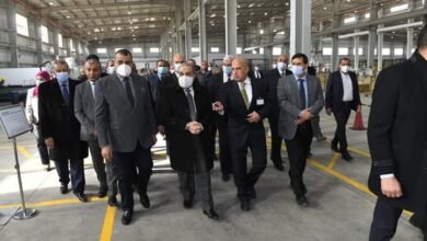 مرسي يتفقد مصنع إنتاج المصاعد الكهربائية