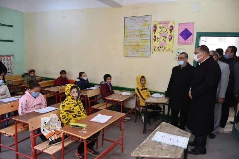 غراب يتفقد لجان إمتحانات الصف الرابع الإبتدائي بمدرسة عبدالعزيز على الإبتدائية بمدينة الزقازيق 2 غراب يتفقد لجان إمتحانات الصف الرابع الإبتدائي بمدرسة عبدالعزيز على الإبتدائية بمدينة الزقازيق