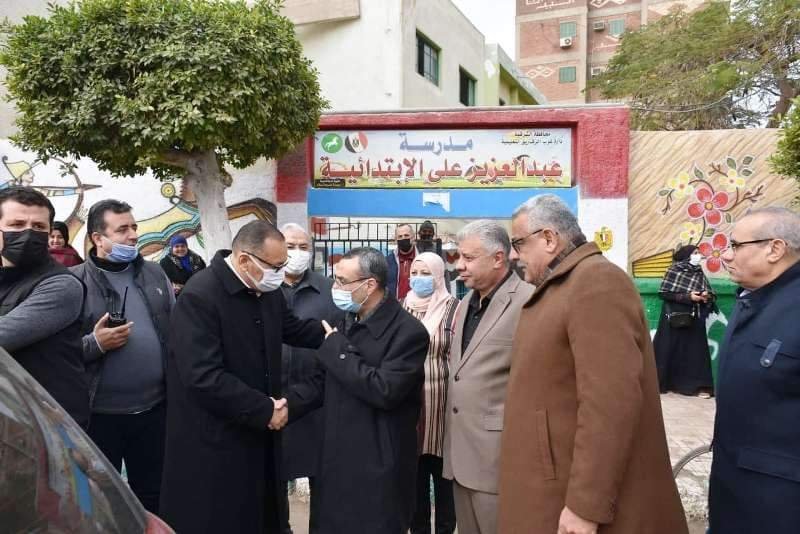 غراب يتفقد لجان إمتحانات الصف الرابع الإبتدائي بمدرسة عبدالعزيز على الإبتدائية بمدينة الزقازيق 5 غراب يتفقد لجان إمتحانات الصف الرابع الإبتدائي بمدرسة عبدالعزيز على الإبتدائية بمدينة الزقازيق