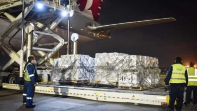 وزيرالتعليم العالي والقائم بعمل وزير الصحة يعلن استقبال ٣ ملايين جرعة من لقاح «فايزر» بمطار القاهرة الدولي