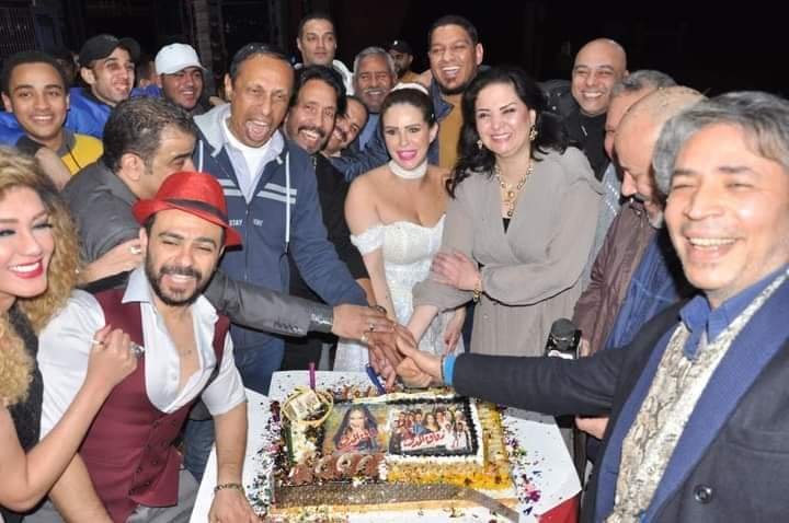 دنيا عبد العزيز تشارك جمهورها بـ صور من حفل زفاف المدق