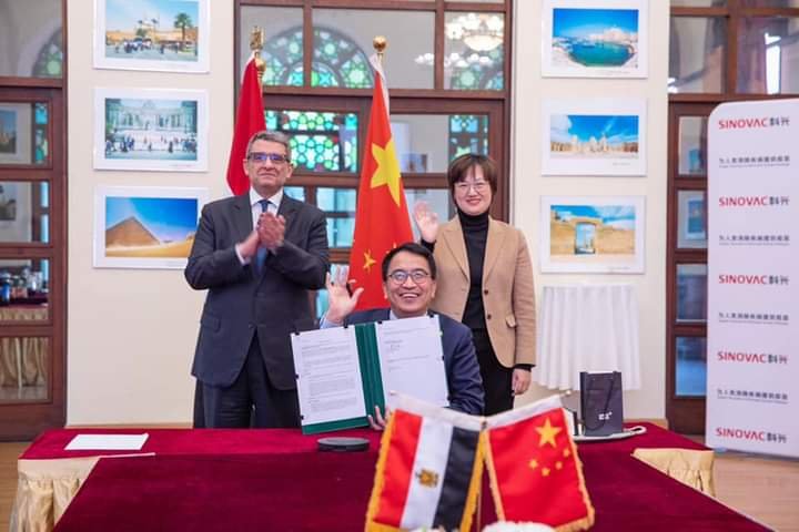 السفارة المصرية في بكين تستضيف مراسم التوقيع على اتفاق إنشاء مجمع تبريد لوجيستي للقاحات 