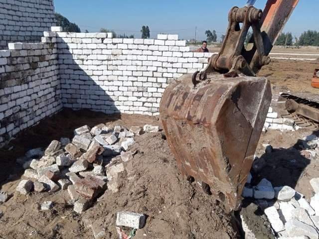 حملات يومية لإزالة البناء على الأراضى الزراعية وإيقاف محاولات البناء بدون ترخيص 2 حملات يومية لإزالة البناء على الأراضى الزراعية وإيقاف محاولات البناء بدون ترخيص