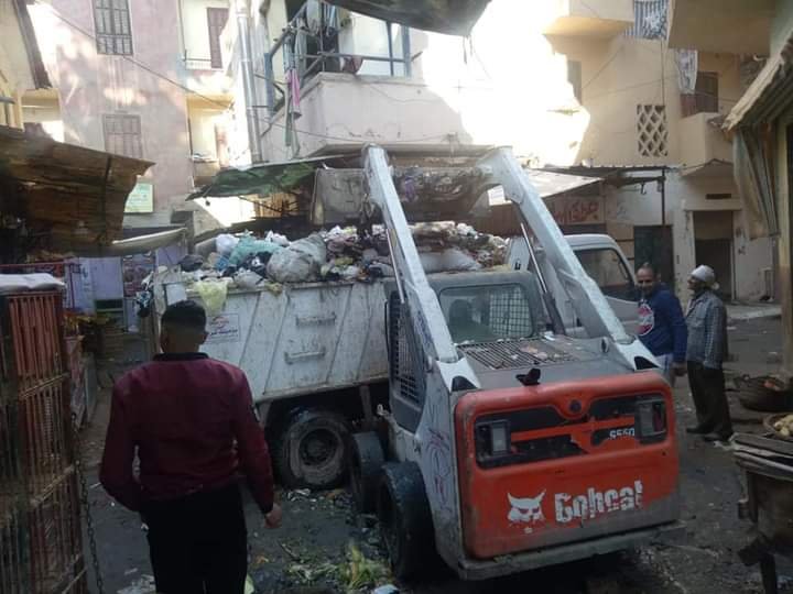 مختار يتابع أعمال رفع القمامة والأتربة المتراكمة نتاج الأمطار وتحسين مستوي النظافة والتجميل  