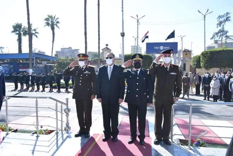 غراب ومدير الأمن يضعان إكليلاً من الزهور على النصب التذكاري لشهداء الشرطة 2 غراب ومدير الأمن يضعان إكليلاً من الزهور على النصب التذكاري لشهداء الشرطة