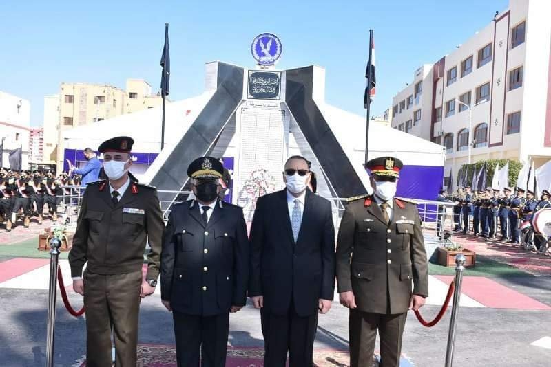 غراب ومدير الأمن يضعان إكليلاً من الزهور على النصب التذكاري لشهداء الشرطة 5 غراب ومدير الأمن يضعان إكليلاً من الزهور على النصب التذكاري لشهداء الشرطة