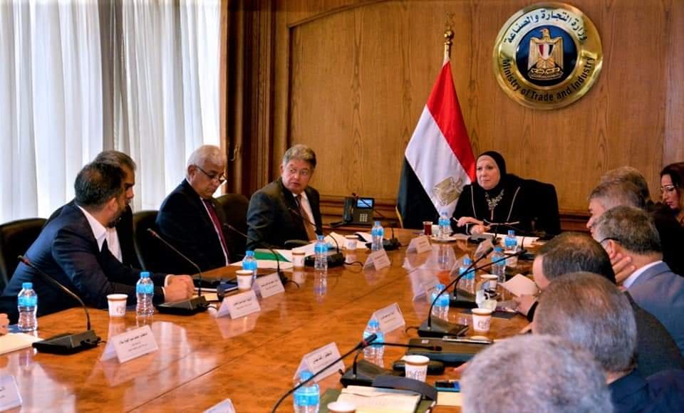 وزيرة التجارة والصناعة تترأس الإجتماع الأول للجنة دعم صناعة السجاد المصري 2 وزيرة التجارة والصناعة تترأس الاجتماع الأول للجنة دعم صناعة السجاد المصري