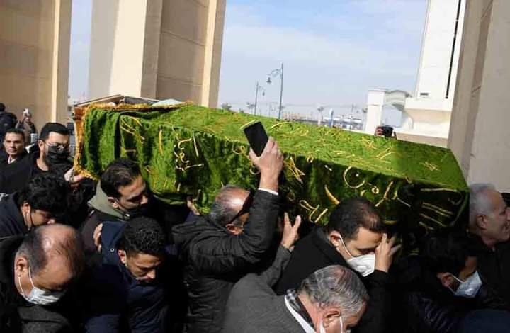 وصول جثمان ياسر رزق إلى مسجد المشير طنطاوي بالتجمع الخامس 1 وصول جثمان ياسر رزق إلى مسجد المشير طنطاوي بالتجمع الخامس