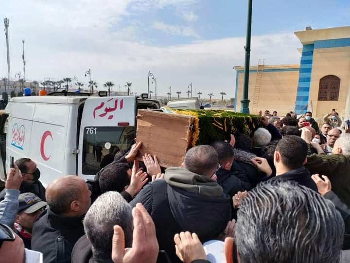 وصول جثمان ياسر رزق إلى مسجد المشير طنطاوي بالتجمع الخامس 3 وصول جثمان ياسر رزق إلى مسجد المشير طنطاوي بالتجمع الخامس