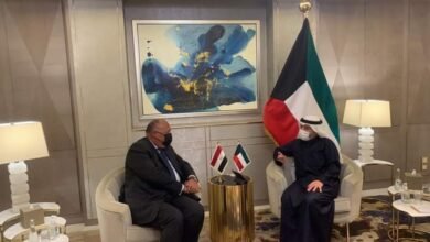 سامح شكري يستهل زيارته إلى الكويت بلقاء وزير الخارجية