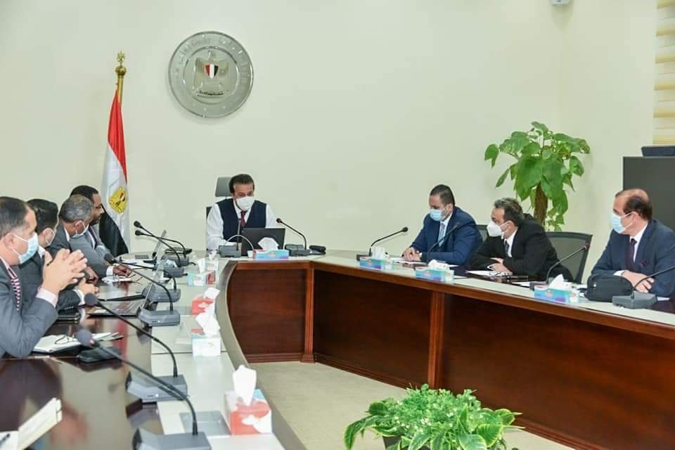 د. عبد الغفار القائم بعمل وزير الصحة يوجه بتطعيم العاملين بالقطاع السياحي بالجرعات التنشيطية 1 د. عبد الغفار القائم بعمل وزير الصحة يوجه بتطعيم العاملين بالقطاع السياحي بالجرعات التنشيطية