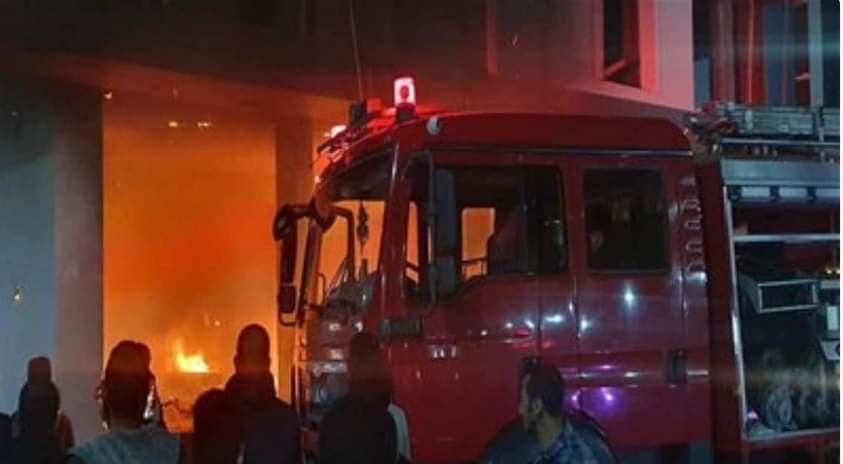 تفاصيل حريق الحسين.. الحماية تدفع بـ10 سيارات إطفاء.. إنقاذ المحتجزين