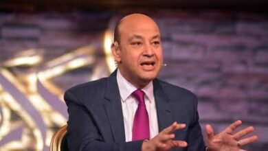 عمرو أديب ينفعل بسبب الهجوم على أحمد حلمي ومنى زكي.. في فيلم "أصحاب ولا أعز"