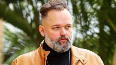 محمد محمود عبد العزيز يهنئ متابعيه بحلول العام الجديد.. بـ صورة مع والده