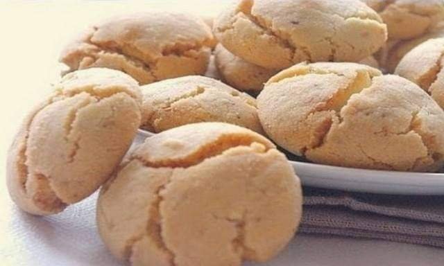 طريقة تحضير الغريبة المغربية بالنشا... مقدمة من: مطبخ عالم النجوم 2 طريقة تحضير الغريبة المغربية بالنشا... مقدمة من: مطبخ عالم النجوم