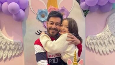 الفنان أحمد زاهر يحتفل بعيد ميلاد نجلته "مني" بعيد ميلادها