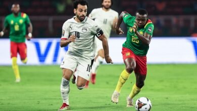 محمد صلاح يهدد مرمى الكاميرون بتسديده في الدقيقة 9 من عمر المباراة