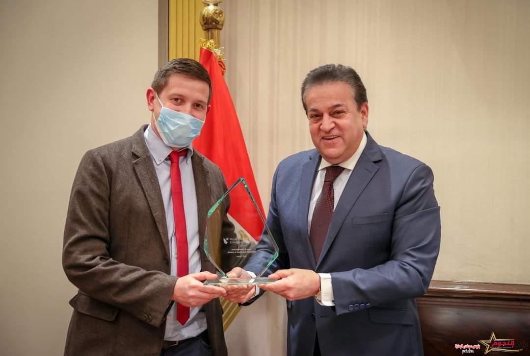 وزير التعليم العالي والقائم بأعمال وزير الصحة يستقبل وفدًا من الكلية الملكية البريطانية لطب الطوارئ