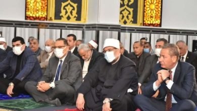 جمعة وغراب يؤديان صلاة الجمعة بمسجد الحاج عبدالرازق بقرية شبرا صوره بمركز ديرب نجم