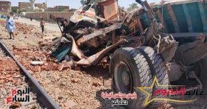 مصرع شخصان وإصابة 17 شخصًا في تصادم سيارة عمال بنقل ثقيل في الفيوم