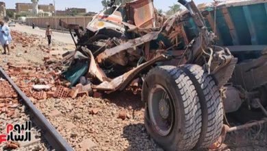 مصرع شخصان وإصابة 17 شخصًا في تصادم سيارة عمال بنقل ثقيل في الفيوم