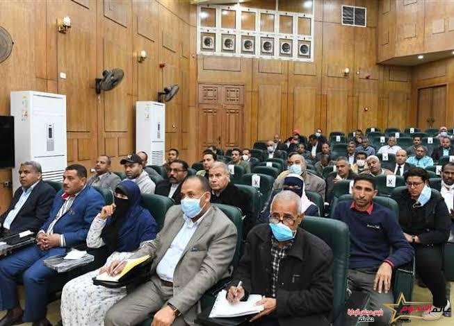 سكرتير محافظة قنا يتابع تقنين أراضي أملاك الدولة والتصالح في مخلفات البناء