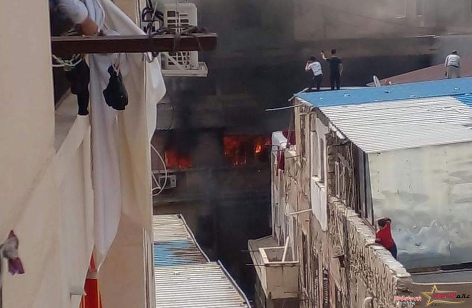 عاجل .. السيطرة على حريق بعقارين وعدد من المحال التجارية بمنطقة المنشية بالإسكندرية