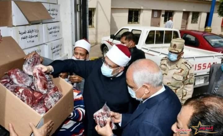 وزير الأوقاف ومحافظ الجيزة يشهدان توزيع 4 طن لحوم إطعام بالمحافظة