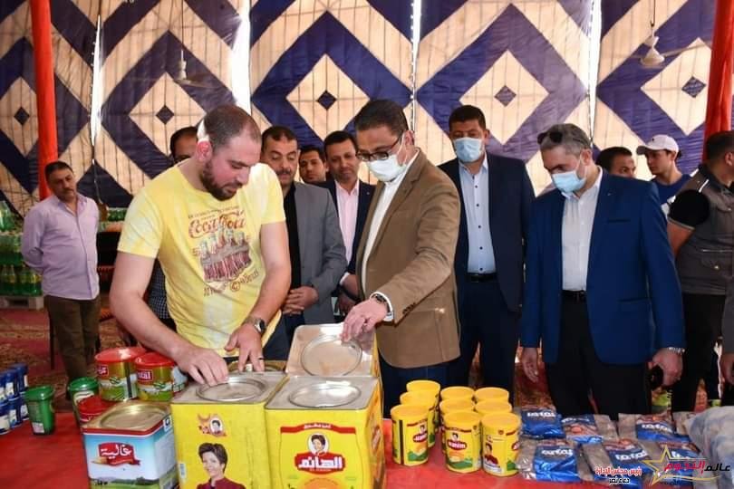 محافظ الفيوم يتفقد معرض "خير بلدنا" لبيع السلع الغذائية بأسعار مخفضة بالمسلة 2 محافظ الفيوم يتفقد معرض "خير بلدنا" لبيع السلع الغذائية بأسعار مخفضة بالمسلة