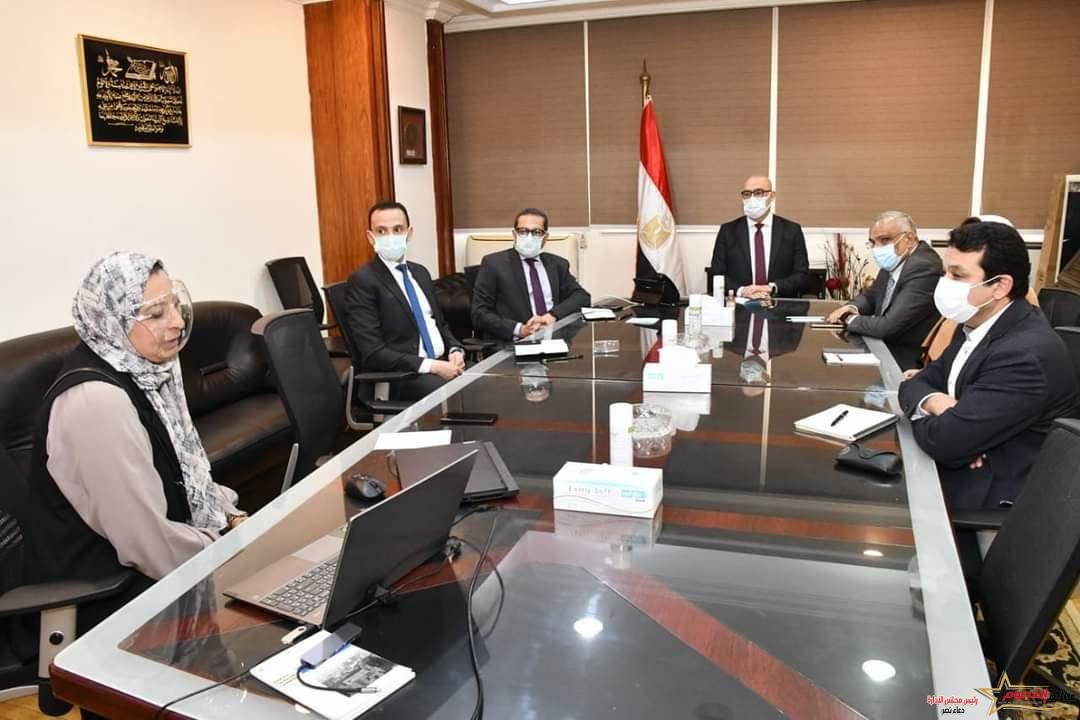 وزير الإسكان يستعرض مسودة الدليل الإرشادى لأسس ومعايير الحفاظ على الطابع المعمارى