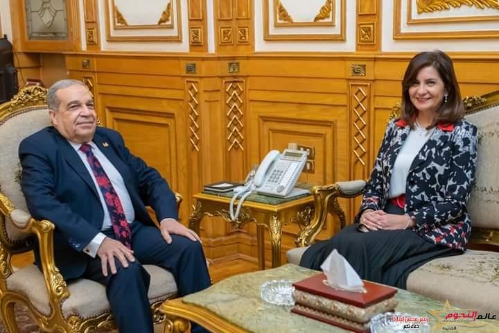 مرسي ومكرم يشهدان توقيع بروتوكول تعاون في مجال إنشاء مصانع مخلفات أشجار الموز 2 مرسي ومكرم يشهدان توقيع بروتوكول تعاون في مجال إنشاء مصانع مخلفات أشجار الموز