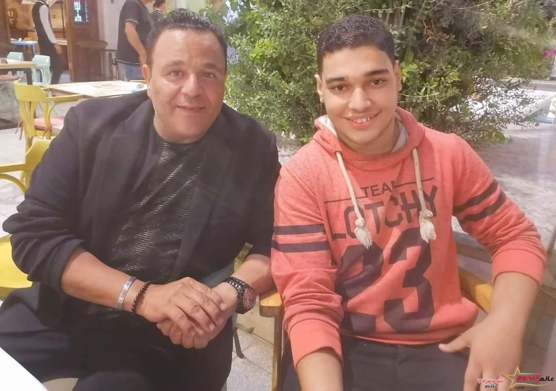 أحمد أكرم يشعل السوشيال ميديا مع نجوم الفن 