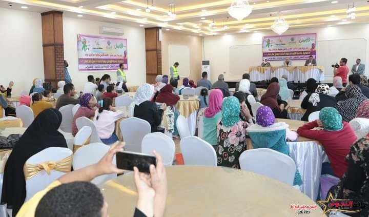 غنيم يكرم الطلاب المتفوقين وأًماً مثالية "أم مؤسسات" وتجهيز عرائس أيتام وتوزيع هدايا 