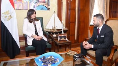 وزيرة الهجرة تمنح إسلام العشيري بطل إنقاذ المدنيين المصريين والعرب في أوكرانيا درع الوزارة