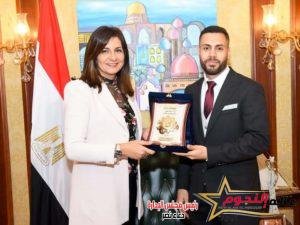 وزيرة الهجرة تمنح إسلام العشيري بطل إنقاذ المدنيين المصريين والعرب في أوكرانيا درع الوزارة