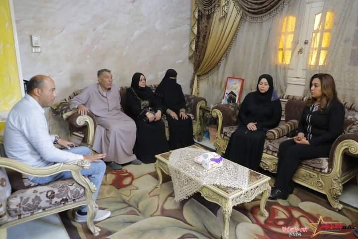 عوض تقدم واجب العزاء لوالدى الأشقاء الأطباء الثلاثة و تهديهما رحلة حج