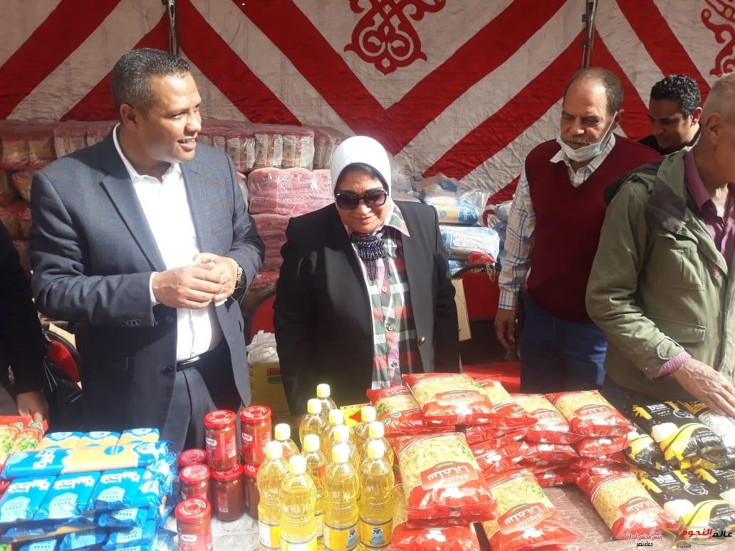 عزة سعد رئيس حي وسط تتفقد أحد منافذ أهلا رمضان بميدان الرصافة