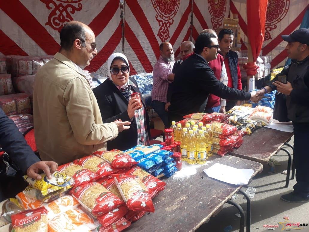 عزة سعد رئيس حي وسط تتفقد أحد منافذ أهلا رمضان بميدان الرصافة
