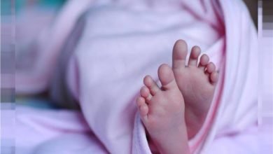أم تقتل رضيعتها وتتخلص منها بطريقة بشعة في الوراق