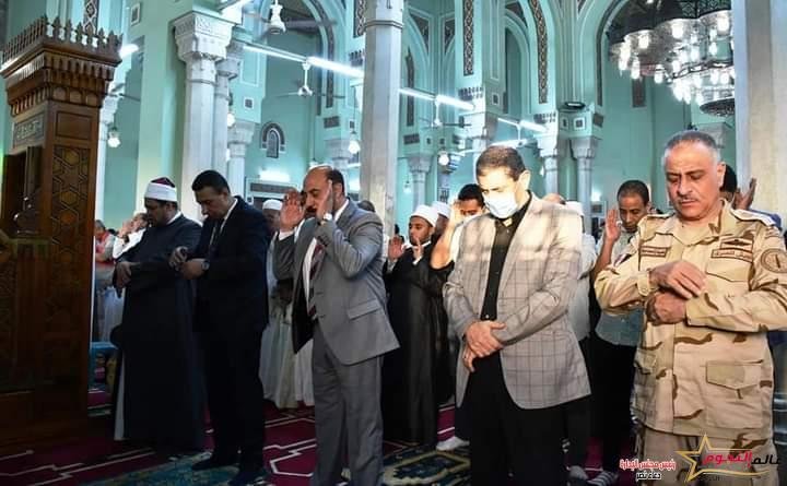عطية يؤدى صلاة عيد الفطر المبارك بمسجد بدر بالطابية ضمن 1217 مسجد وساحة بجميع مدن ومراكز المحافظة