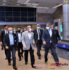 وزير الطيران يتفقد مطار القاهرة لمتابعة انتظام التشغيل وتهنئة العاملين والمسافرين في أول أيام العيد