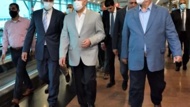 وزير الطيران يتفقد مطار القاهرة لمتابعة انتظام التشغيل وتهنئة العاملين والمسافرين في أول أيام العيد