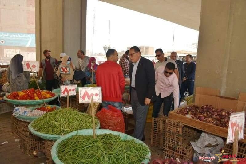غراب: يتفقد منفذ بيع الخضروات والفاكهة أسفل كوبري شرويده بمدينة الزقازيق